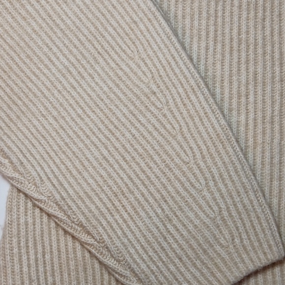 Womens H&M 5% Wool Cozy Ribbed Knit Turtleneck Sweater - Picture 2 of 4